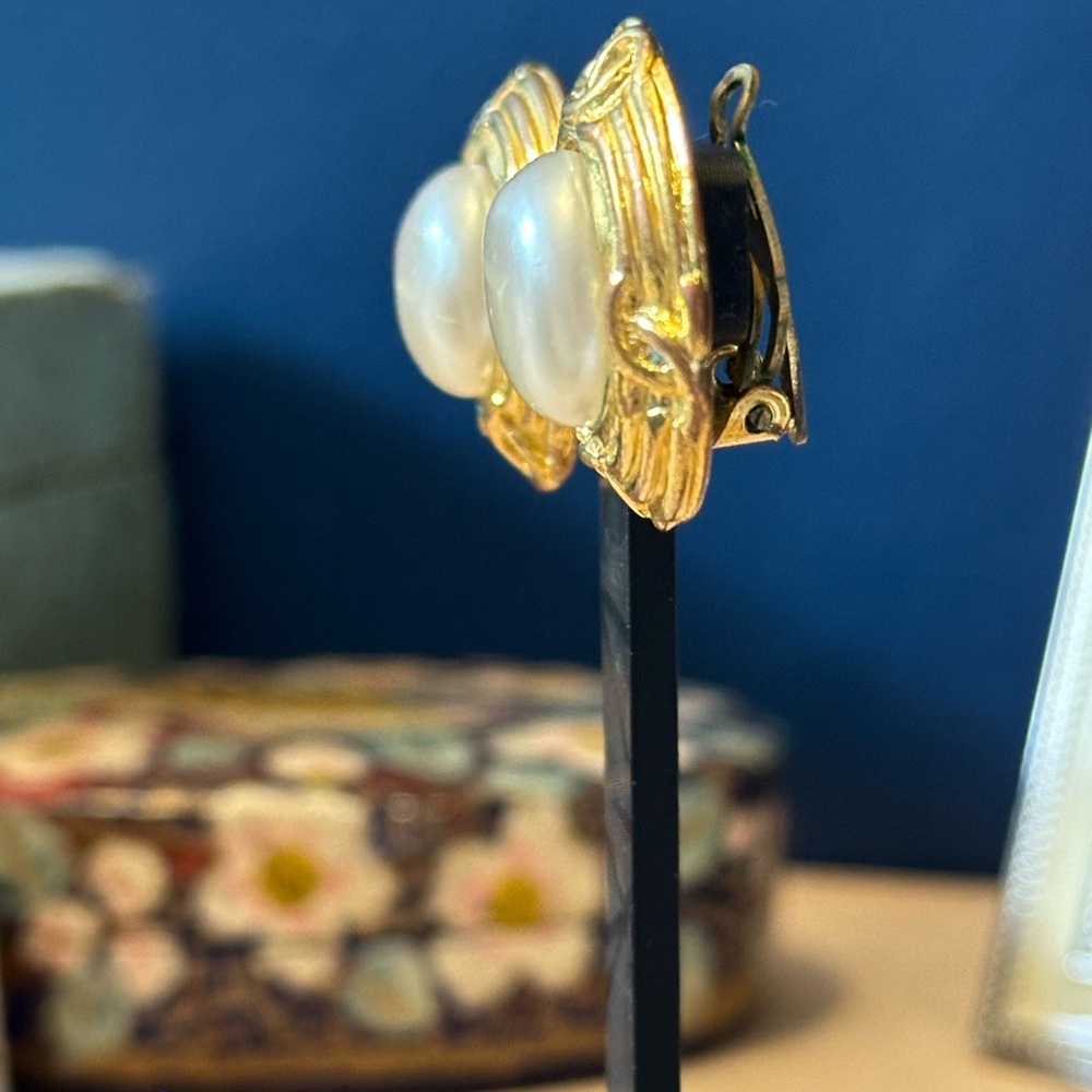 CHANEL Vintage 1993 Gold Clip-On Earrings with Faux Pearls – Made in France - Picture 6 of 13